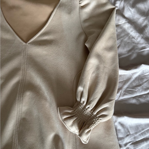 Tuckernuck bone suede Easton blouse Cream V-Neck Blouse with Puff Sleeves - Picture 9 of 12